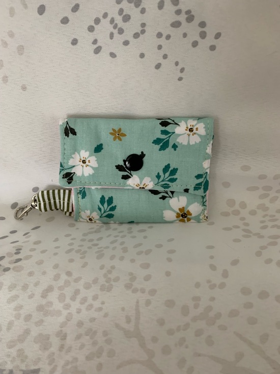 Les Trouve-Tout d'En Haut Handbags - PatBen Decor , NWT handmade  fabric Floral Mint Card Wallet